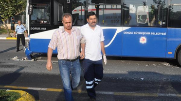 Belediye Otobüsü Servis Midibüsüne Çarptı: 20 Yaralı