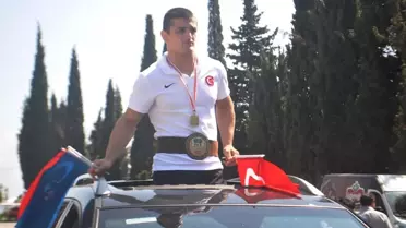 Güreşçi Bayrak Konvoyla Karşılandı