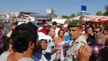 Mersin'de Tatilciler Üst Geçit İçin Yol Kapattı