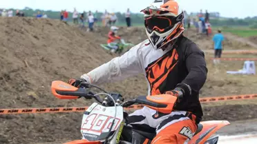 Motokros Yarışında Sakatlanan Sporcu, Tek Koluyla Mücadele Etti