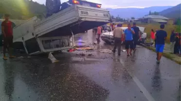 Çorum'da Kamyonet Otomobille Çarpıştı: 8 Yaralı
