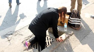 Bacağı Kırık Mazgala Sıkışan Genç Kadın Acı İçinde Yardım Bekledi