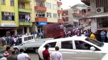 Gölköy'de Kontrolden Çıkan Kamyon Eczanenin Duvarına Çarptı