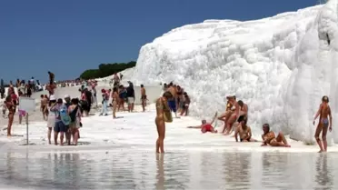 Pamukkale'ye Turist Akını