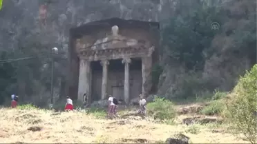 Amintas Kral Mezarları turistlere tanıtılıyor -