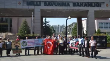 İntihar Ettiği İddia Edilen Askerlerin Aileleriden Bakanlık Önünde Eylem
