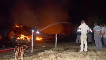 Taşköprü'de 3 Samanlık Kül Oldu