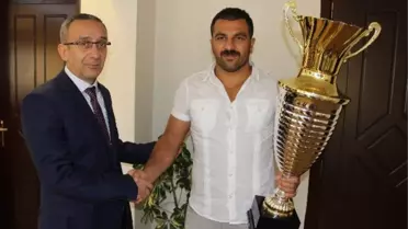 Kırkpınar Başpehlivanı Fatih Atlı, Emniyet Müdürü Yuvuz'u Ziyaret Etti