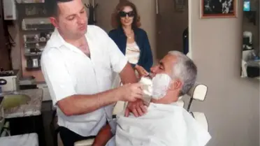 Yunan Turistlere Türk Tıraşı