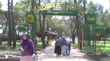 Bu Plaja Erkek Sinek Bile Giremiyor