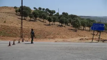 Göstericiler Diyarbakır'ın Bazı İlçe Yollarını Trafiğe Kapattı