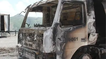 Muş'ta, Teröristler Yol Kesip Araç Yaktı