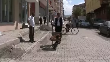 Tavuklarını El Arabası İle Satıyor