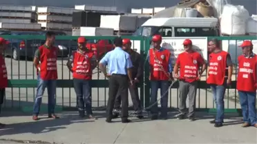 İşsiz kalan işçiler, kendilerini fabrikanın kapısına zincirledi -
