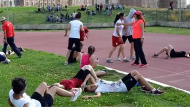 Yetenek Sınavında Kızlar Bayıldı, Erkekler Dövüştü