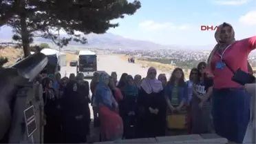 Erzurum'a Gelen 40 Kız Öğrenci Nene Hatun'un Mezarı Başında