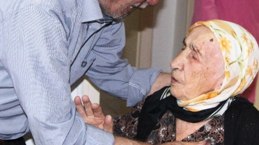 92 Yaşındaki Annelerini Sokağa Attılar