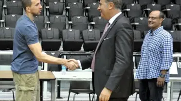 Fikret Orman'dan Basketbol Takımına Ziyaret