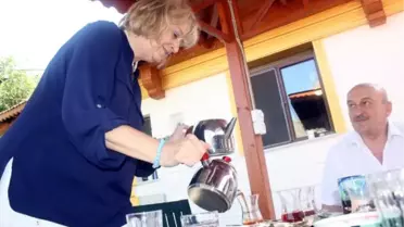 Bir Çay Daha' Kitabının ABD'li Yazarından Misafirlerine Çay İkramı