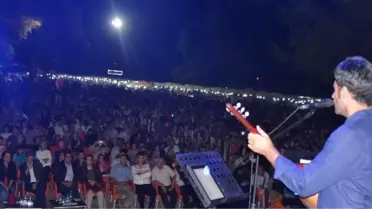 Uğur Işılak Dombıra ile Coşturdu