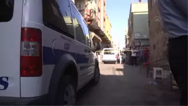 Silahlı kavga - sokaktan geçen baba ile 3 çocuğu yaralandı -