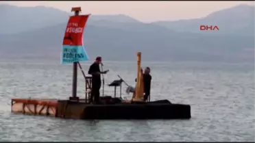 Burdur Gölü'ndeki Kurumaya Dans ve Müzikle Dikkat Çektiler