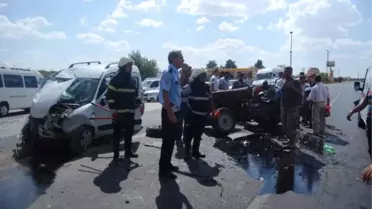 Nizip'te Traktör ile Hafif Ticari Araç Çarpıştı: 4 Yaralı
