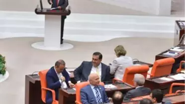 Kamer Genç'i Sırtlarını Dönerek Protesto Ettiler