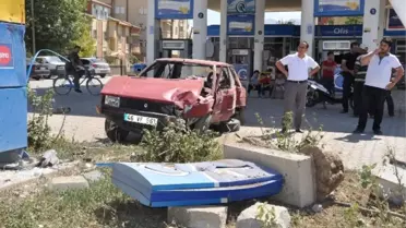 Kontrolden Çıkan Otomobil Akaryakıt İstasyonuna Girdi