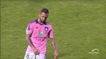 Anderlechtli Steven Defour, Tribünlere Cinsel Organını Gösterdi