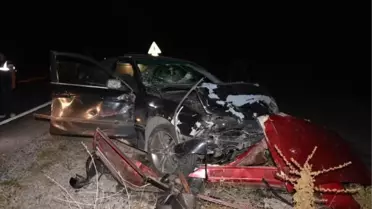 Çarpışan İki Otomobilden Biri İkiye Bölündü: 2 Ölü, 7 Yaralı