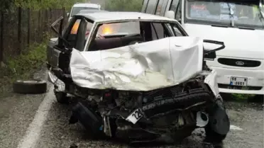 Minibüsle Otomobil Çarpıştı: 1 Ölü, 4 Yaralı