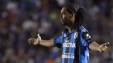 Ronaldinho, İlk Maçında Penaltı Kaçırdı