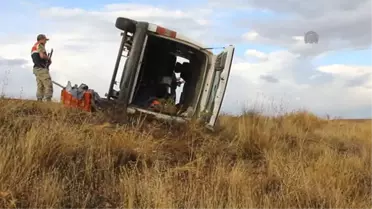 Otomobil Refüjü Aşıp Devrildi: 2 Yaralı