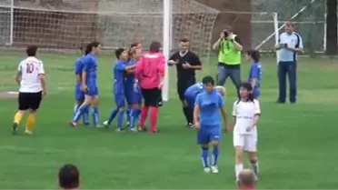 Romanya'da Kadın Futbolcu, Hakeme Saldırdı