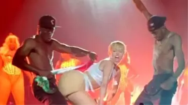 Miley Cyrus'un Başını Belaya Sokan Dans