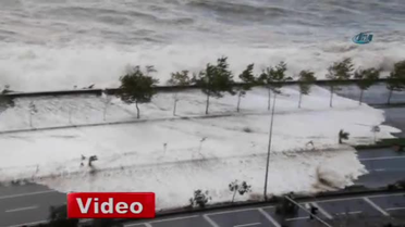 Karadeniz'de Fırtına ve Sel Etkili Oldu