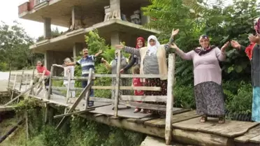 Rize'de Mahalle Yolunda Kütüklü Çile
