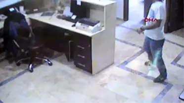 Yerel Radyo Spikeri Otomobilinde Öldürüldü