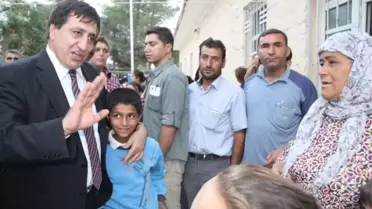 Şanlıurfa Valisi, Ağlayan Suriyeli Kadına Sarıldı