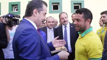 Bakan Çelik'ten Futbolculara Baklava
