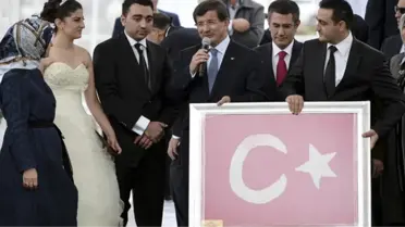 Davutoğlu ile Musul Rehinesi Arasında Duygulandıran Bayrak Sohbeti
