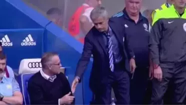 Aston Villa Teknik Direktörü, Mourinho'nun Elini Sıkmadı