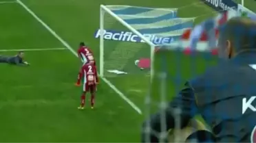 Şanssız Kaleci, Uçan Kafayla Kendi Kalesine Gol Attı