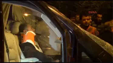 Araçta Sıkışan Sürücüyü İtfaiye Kurtardı
