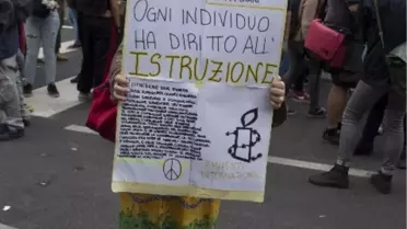 İtalya'da Öğrenciler Yeni Eğitim Yasasını Protesto Etti