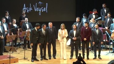 Erdoğan, Sahnede Aşık Veysel'in Türküsünü Söyledi