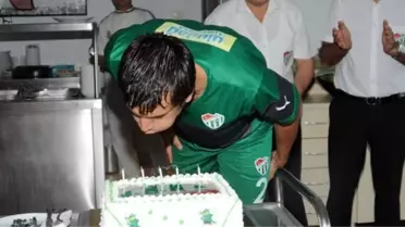 Bursaspor'un Başarılı Savunma Oyuncusu Civelli'ye Doğum Günü Sürprizi
