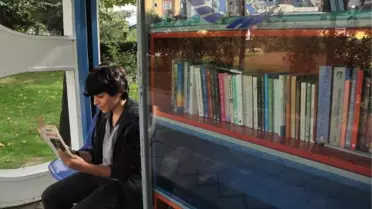 Otobüs Durağında Kütüphane