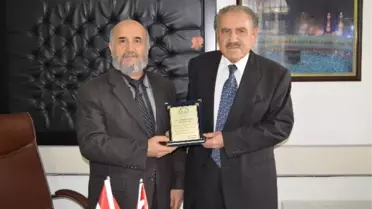 Besni Müftüsü'nden İş Adamı Alkan'a Plaket